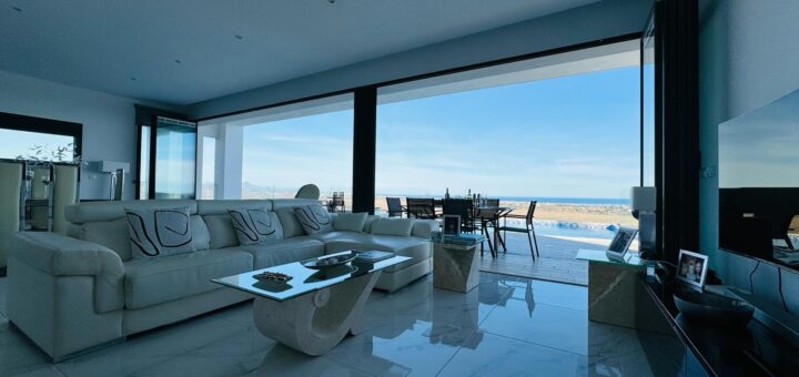 UltraSlim slide&pivot doors form a wall of glass or air on luxury villa sunseekerdoors.co.uk